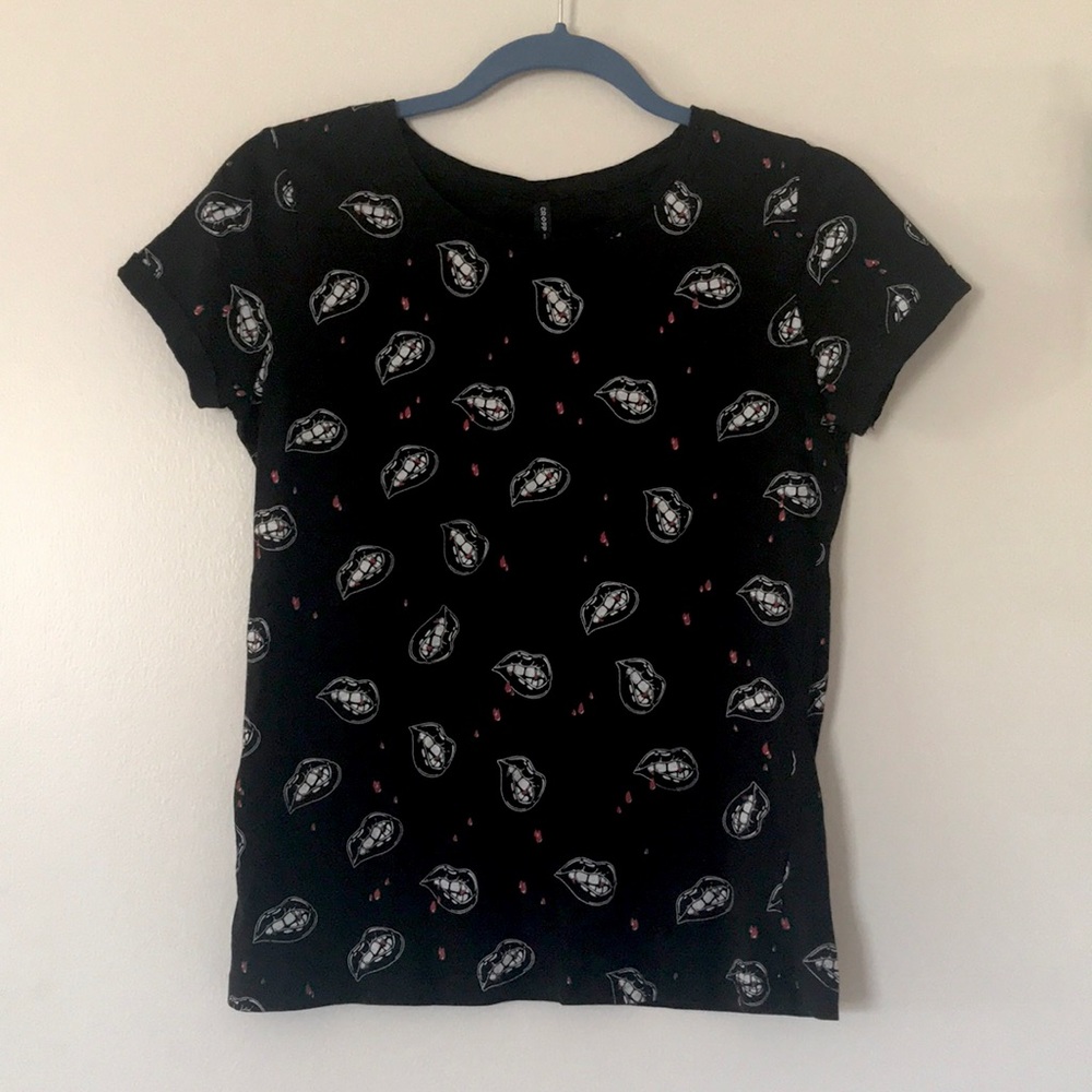 Black t-shirt with vampire lips